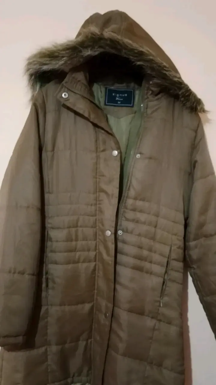 Parka verde militar con capucha de piel sintética
