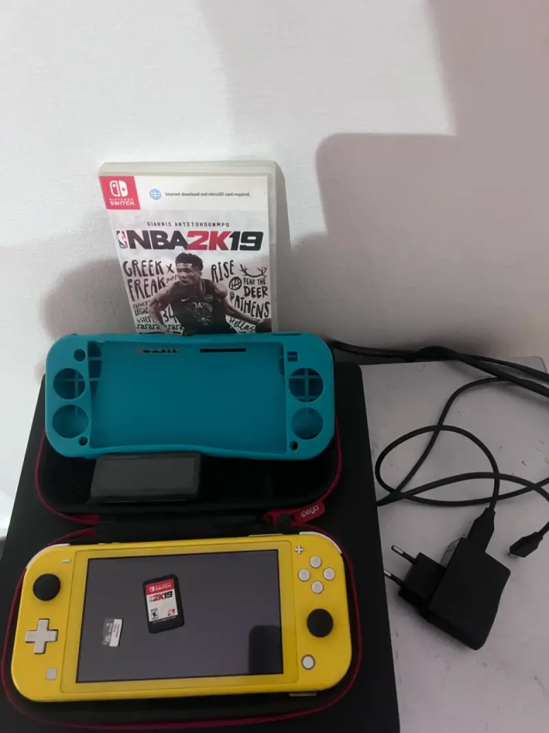 Nintendo Switch Lite amarilla con juego NBA 2K19 - 1