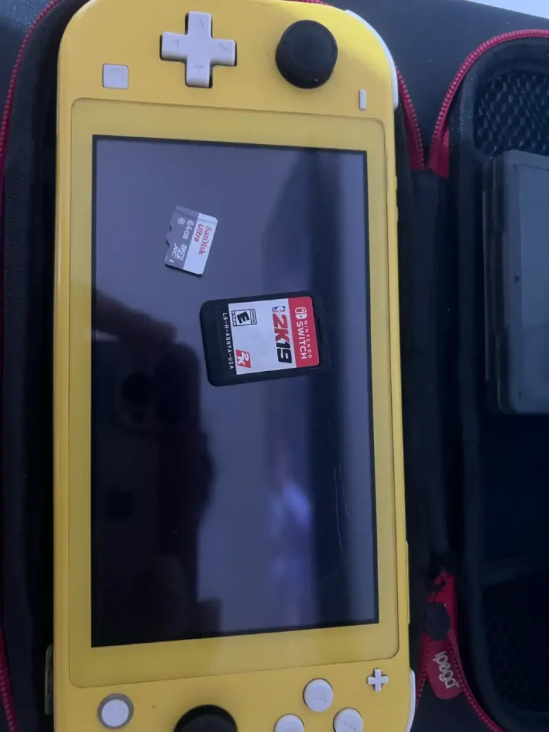 Nintendo Switch Lite amarilla con juego NBA 2K19 - 2