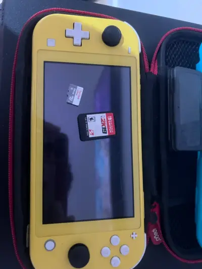 Nintendo Switch Lite amarilla con juego NBA 2K19 - miniatura 3