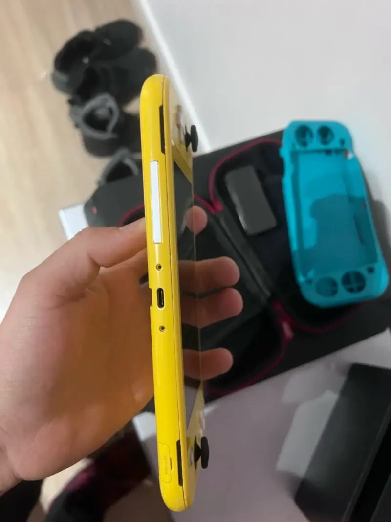 Nintendo Switch Lite amarilla con juego NBA 2K19 - 4