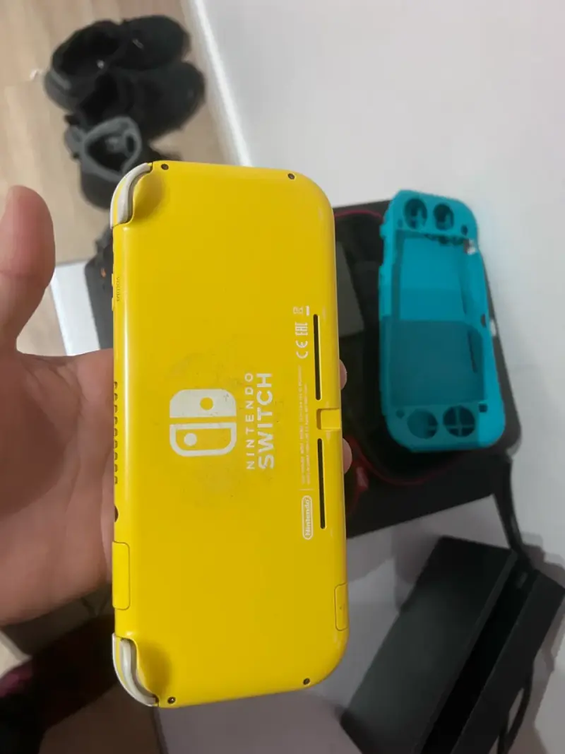 Nintendo Switch Lite amarilla con juego NBA 2K19 - 5