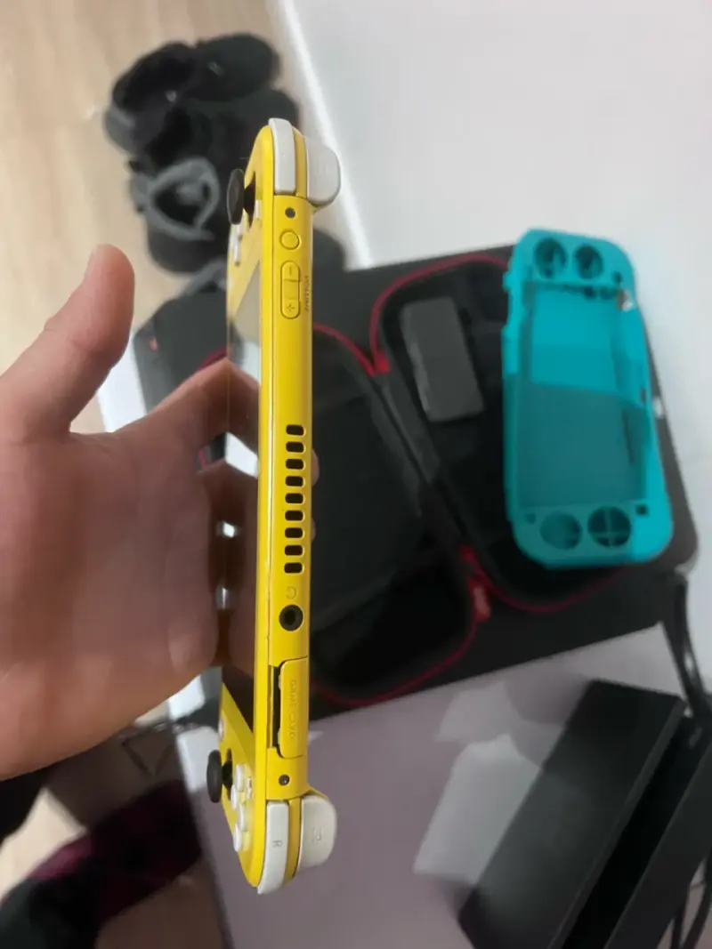 Nintendo Switch Lite amarilla con juego NBA 2K19 - 6