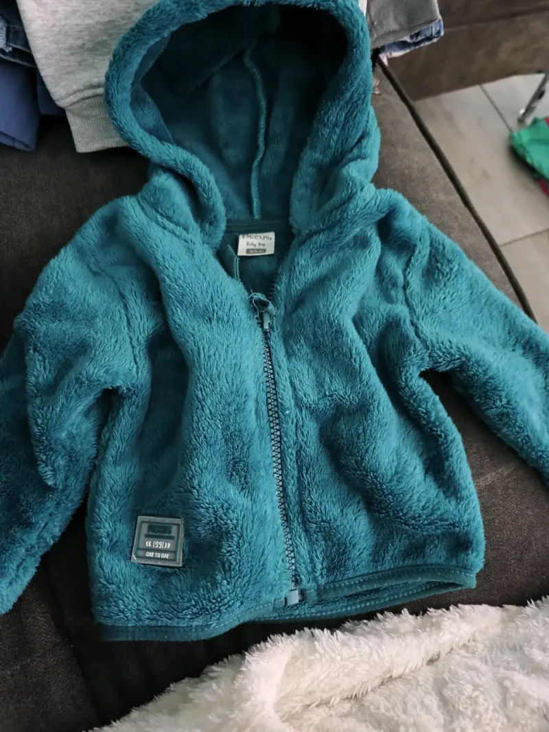 Chaqueta polar azul para bebé con capucha