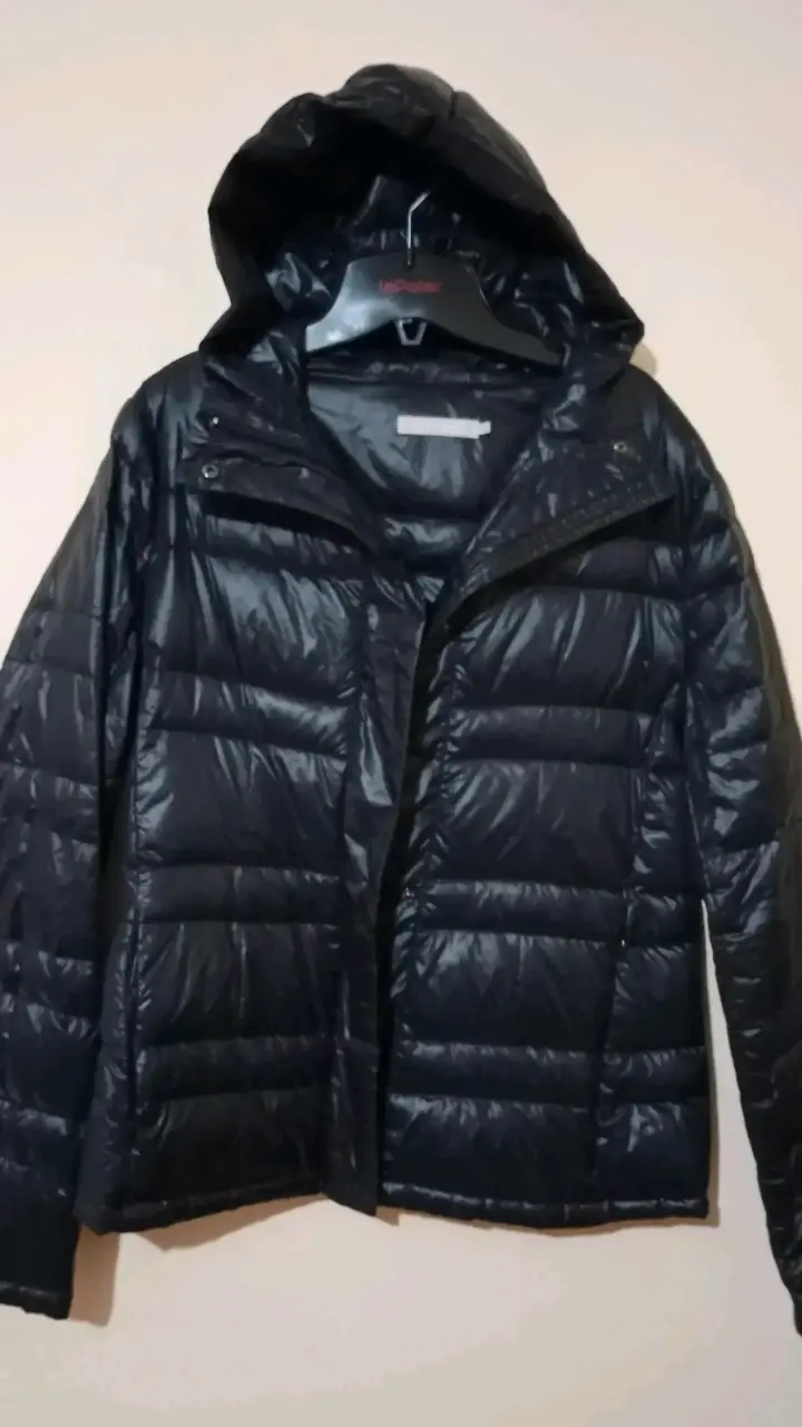 Chaqueta acolchada negra con capucha