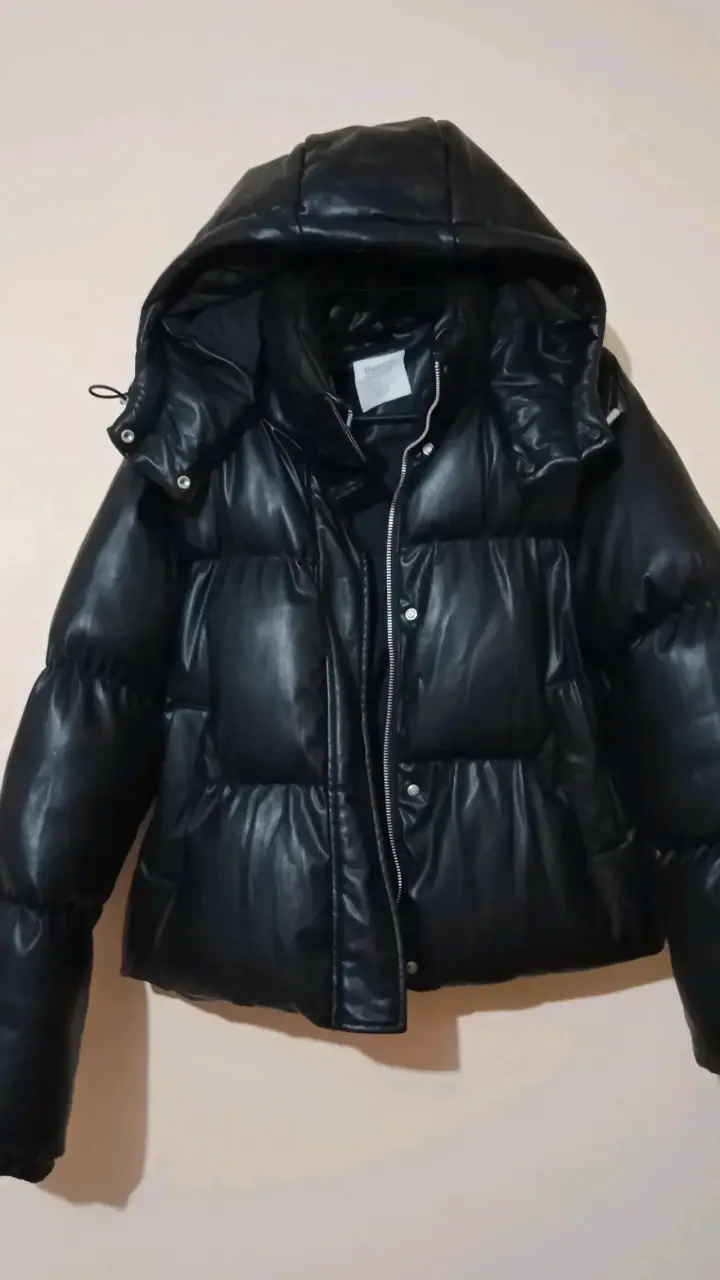 Chaqueta acolchada negra ecocuero con capucha