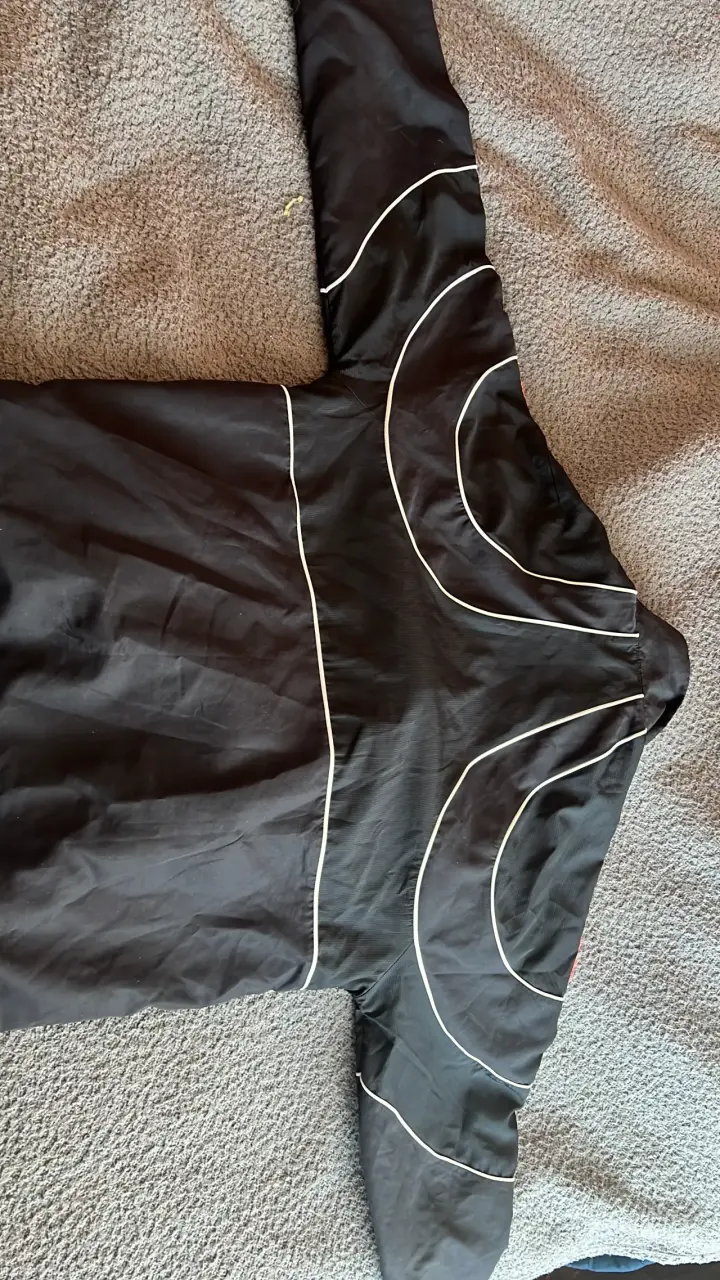 Chaqueta impermeable negra con Lineas Naranjas - 1