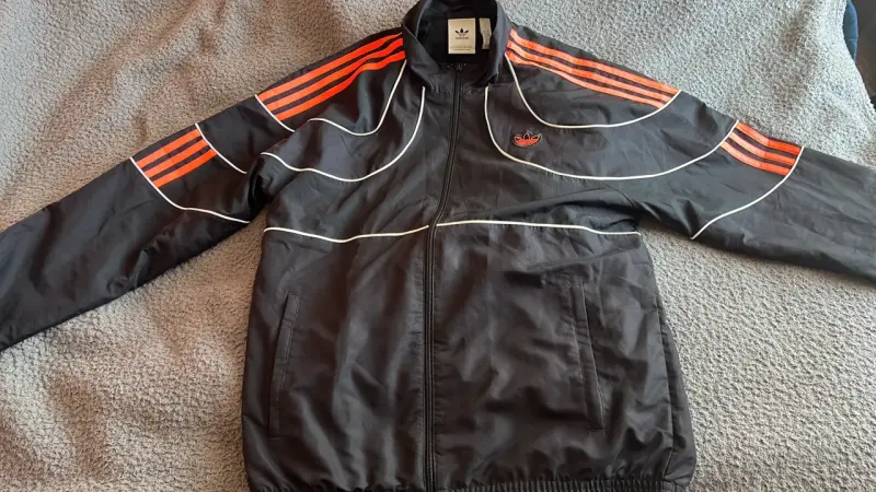Chaqueta impermeable negra con Lineas Naranjas - 2