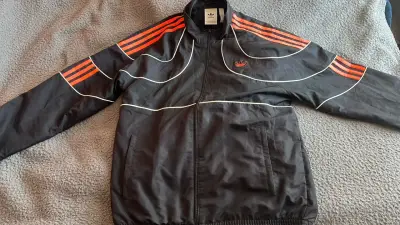 Chaqueta impermeable negra con Lineas Naranjas - miniatura 2