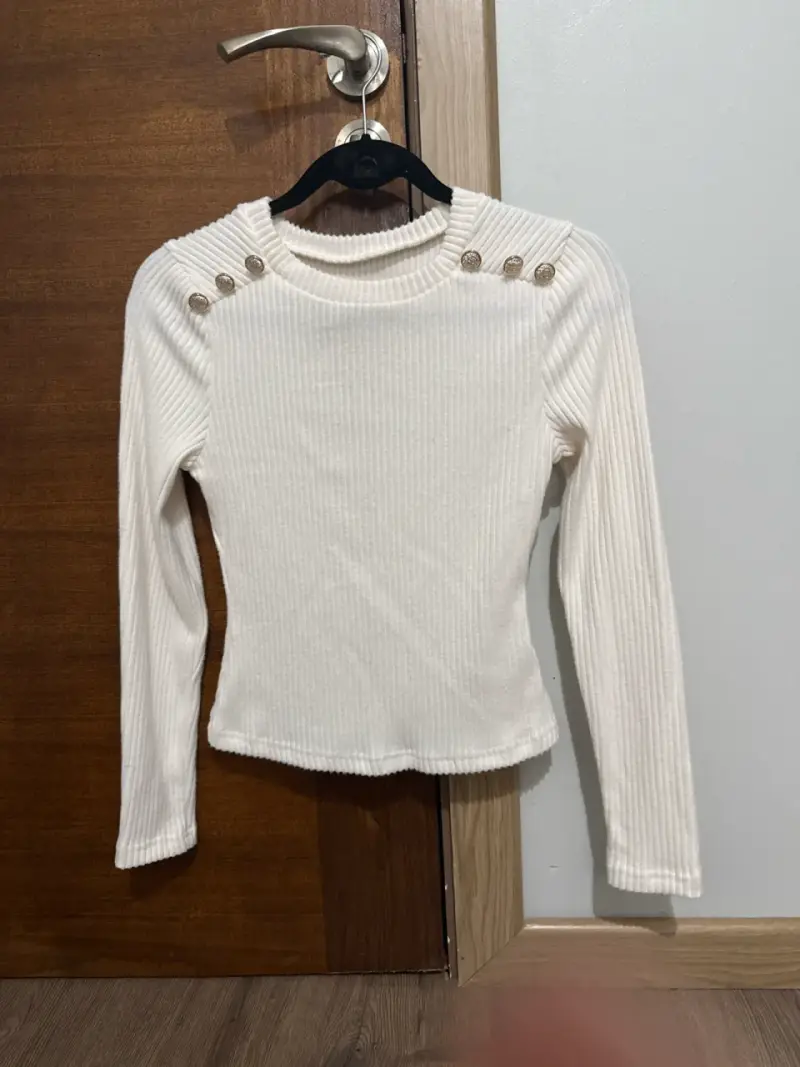 Suéter blanco con botones decorativos - 1