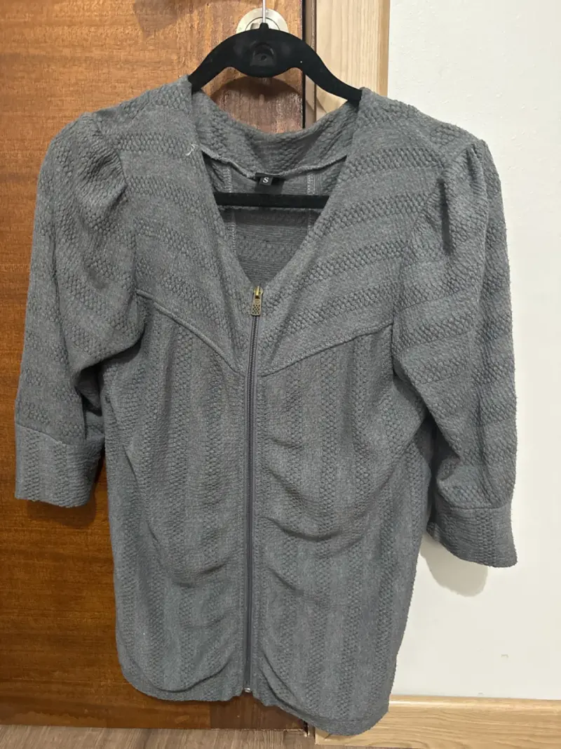 Chaqueta gris con cierre frontal - 1