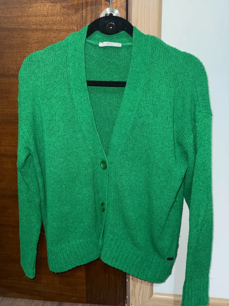 Cárdigan verde de punto con botones