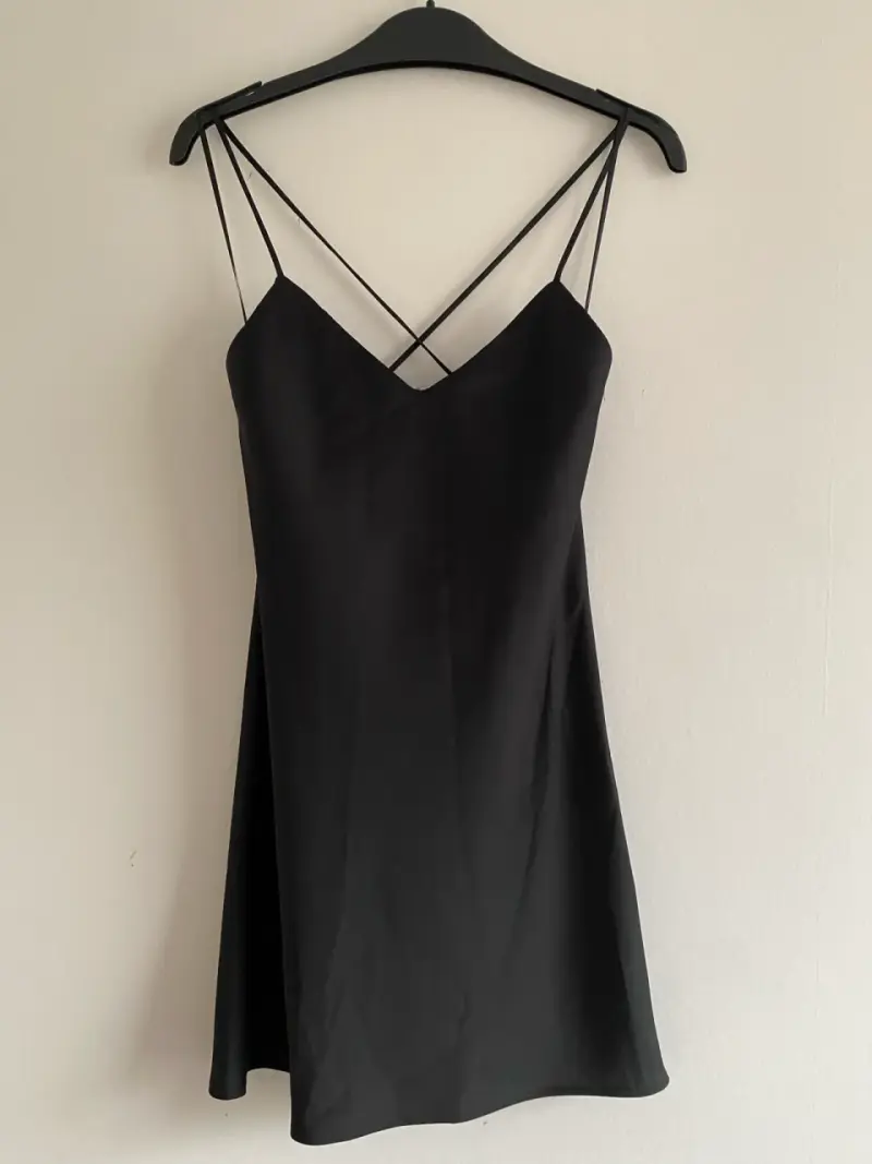 Vestido negro de tirantes - 1