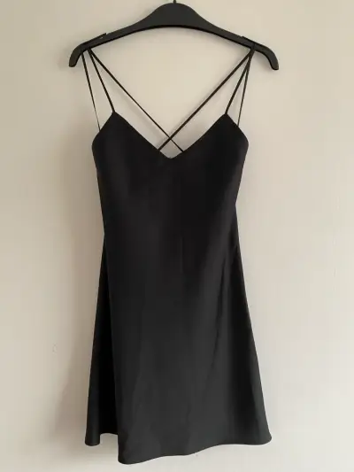 Vestido negro de tirantes - miniatura 1