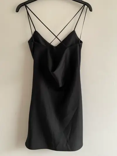 Vestido negro de tirantes - miniatura 2