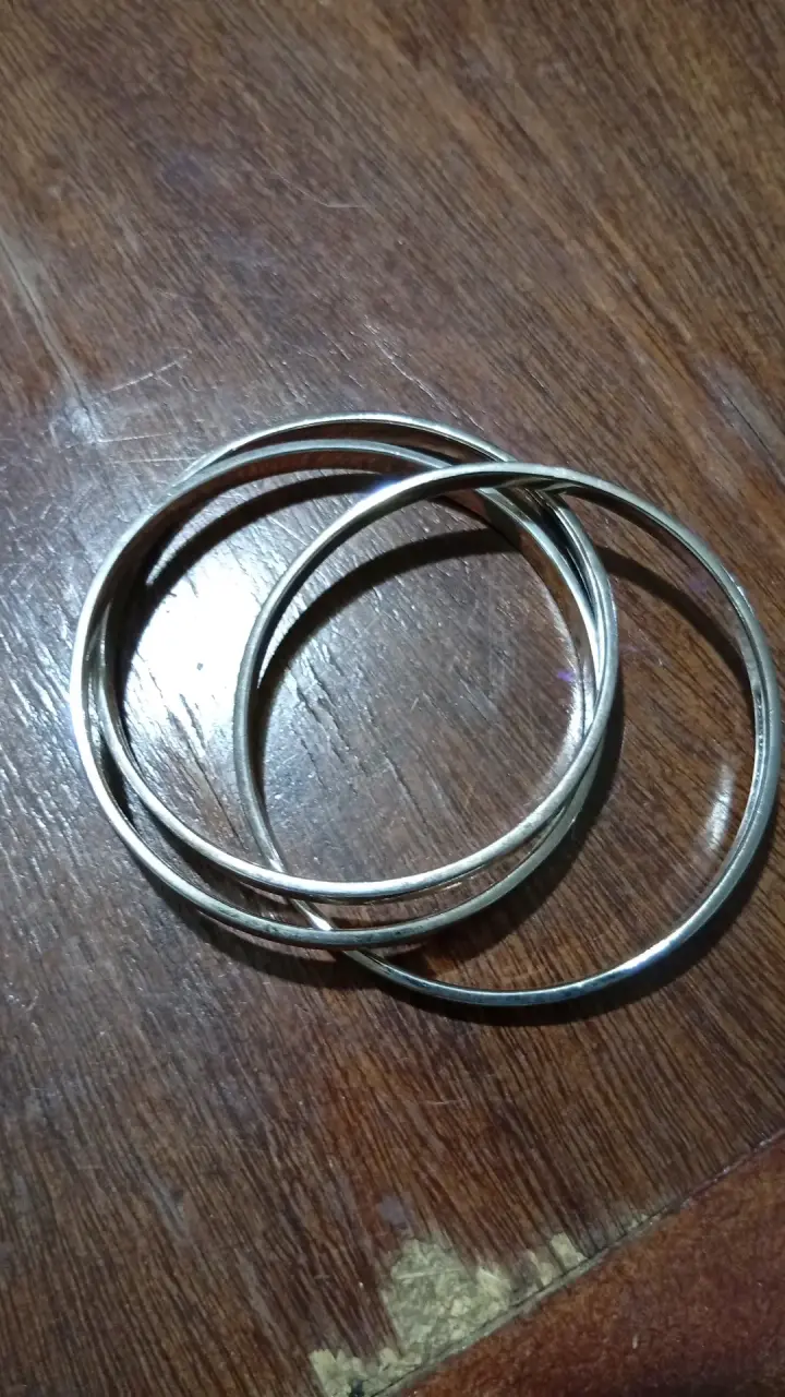 Brasalete triple entrelazado bañado en plata.
