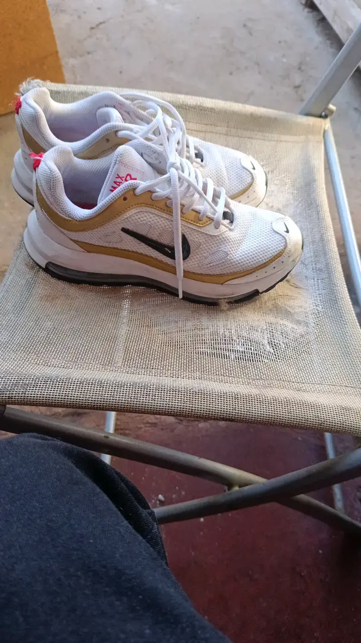 Zapatillas deportivas blancas con detalles dorados - 1