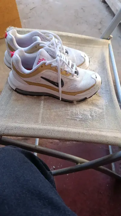 Zapatillas deportivas blancas con detalles dorados - miniatura 1