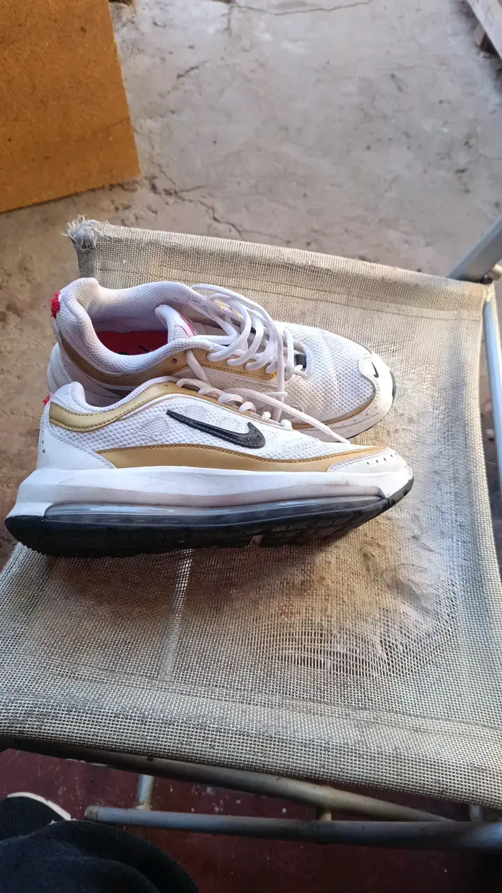 Zapatillas deportivas blancas con detalles dorados - 2