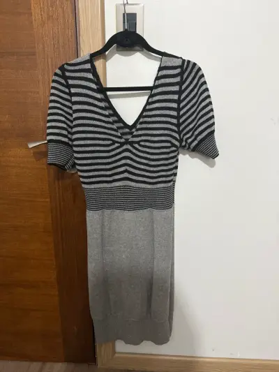 Vestido de punto a rayas gris y negro - miniatura 1