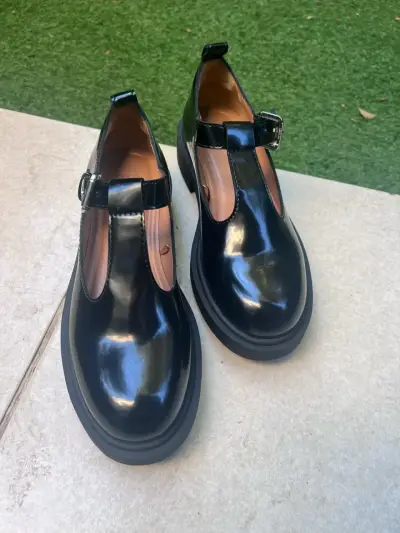 ZARA Zapatos de charol negro con hebilla - miniatura 1