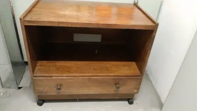 Mueble de madera con ruedas y cajón - miniatura 1