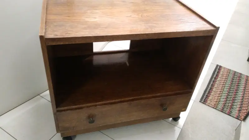 Mueble de madera con ruedas y cajón - 2