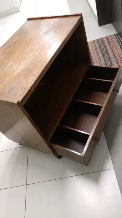 Mueble de madera con ruedas y cajón - miniatura 3