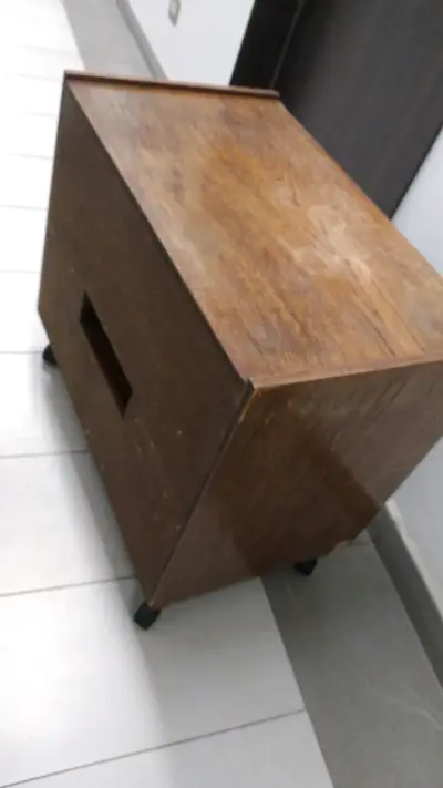 Mueble de madera con ruedas y cajón - miniatura 4