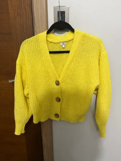 Cárdigan amarillo de punto con botones - miniatura 1