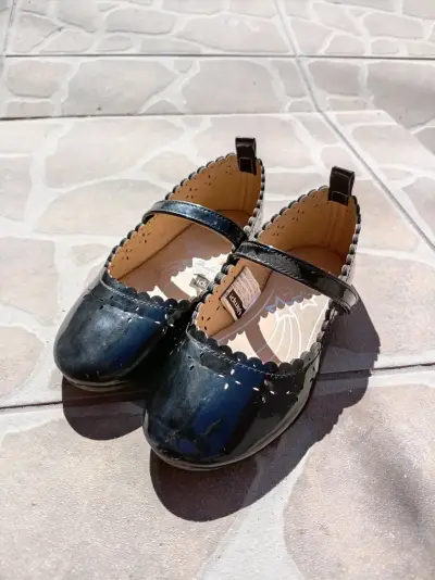 Zapatos de charol negros para niña - miniatura 1