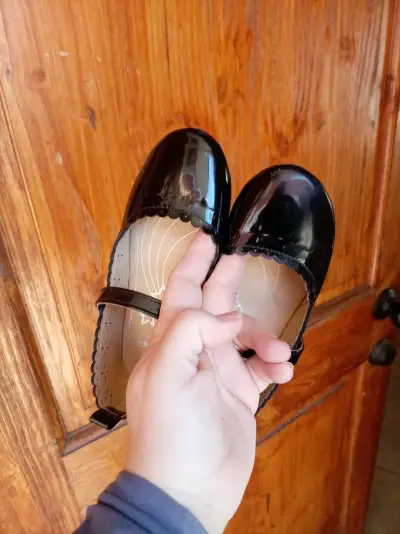 Zapatos de charol negros para niña - miniatura 4