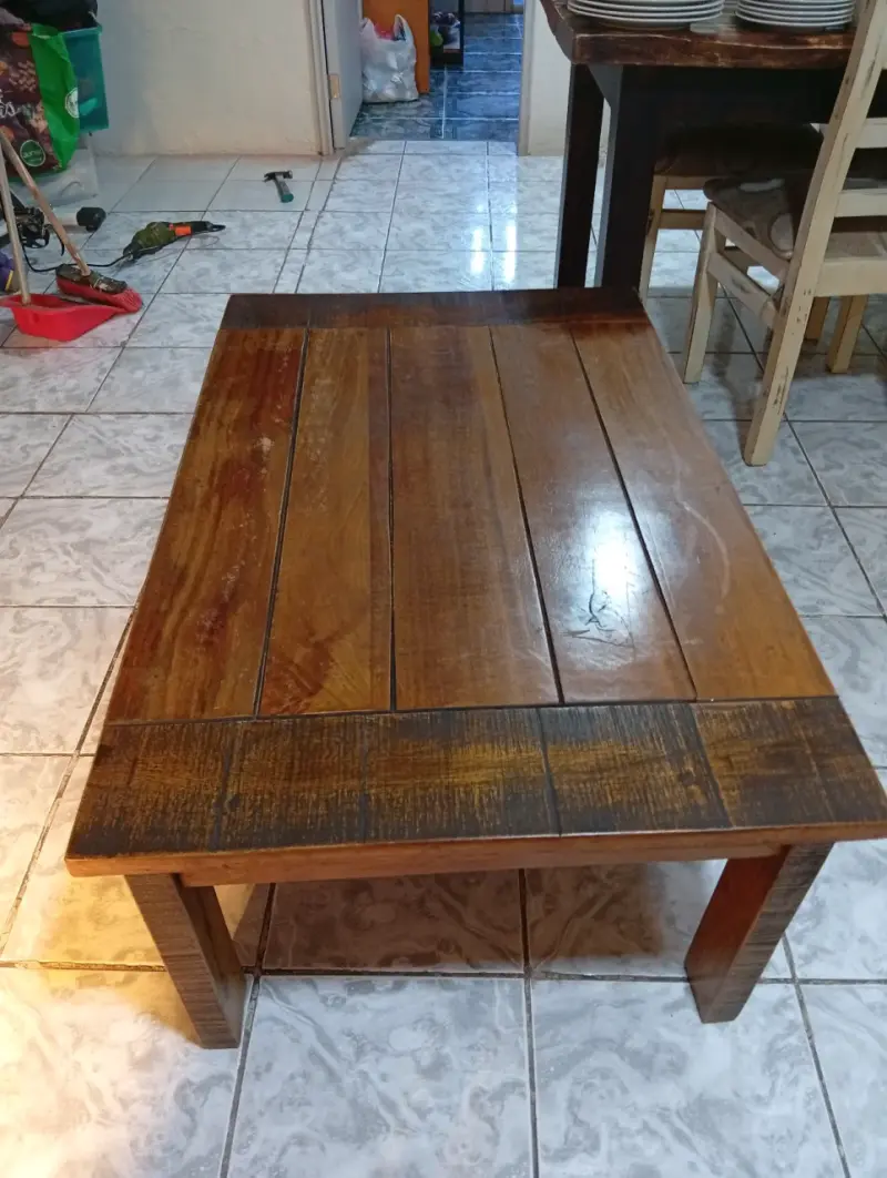 Mesa de centro rústica de madera