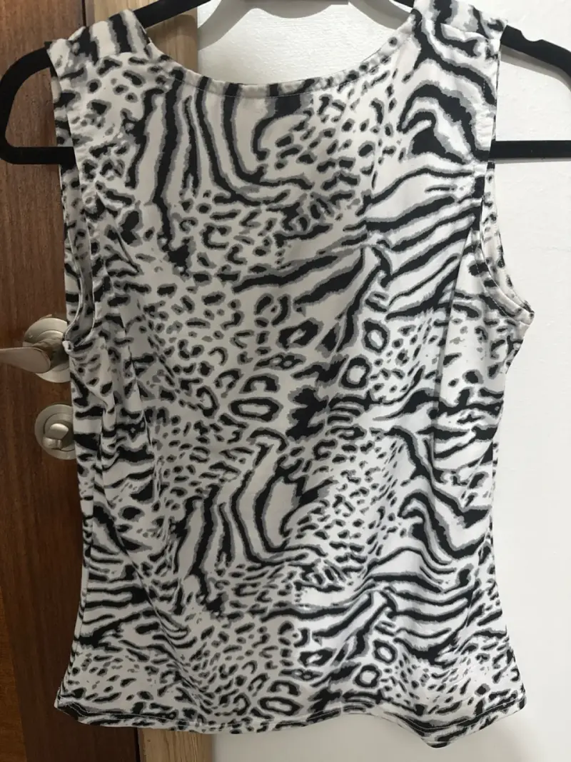 Polera sin mangas estampado animal print - 2
