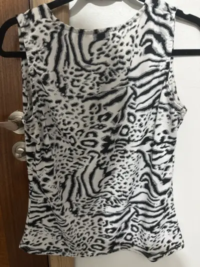 Polera sin mangas estampado animal print - miniatura 2