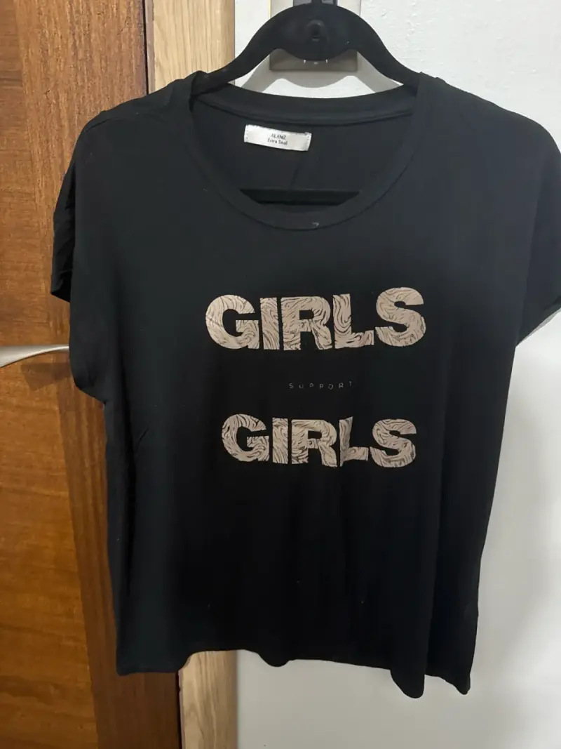 Polera negra con estampado 'Girls' - 1