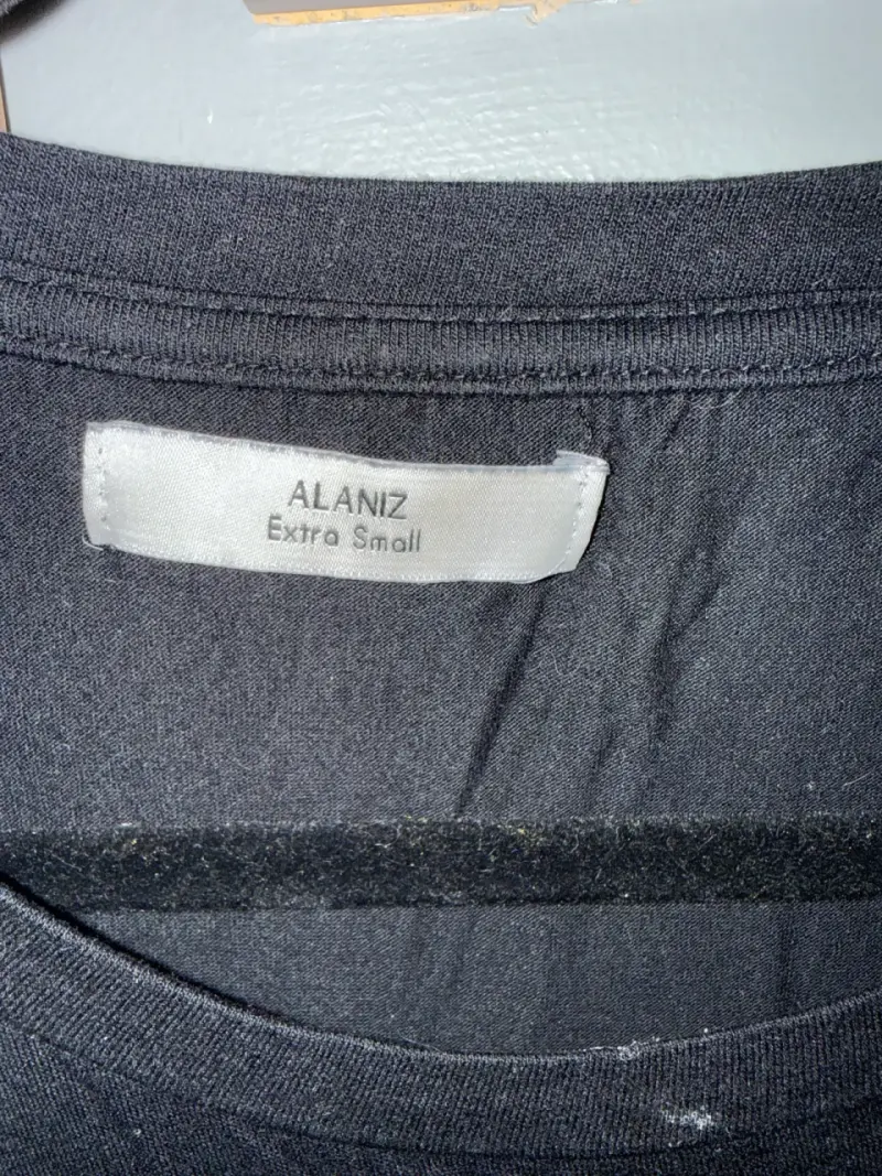 Polera negra con estampado 'Girls' - 2