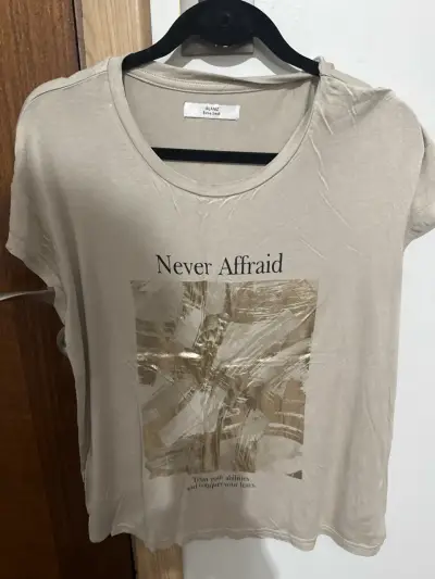Polera beige con diseño dorado - miniatura 1