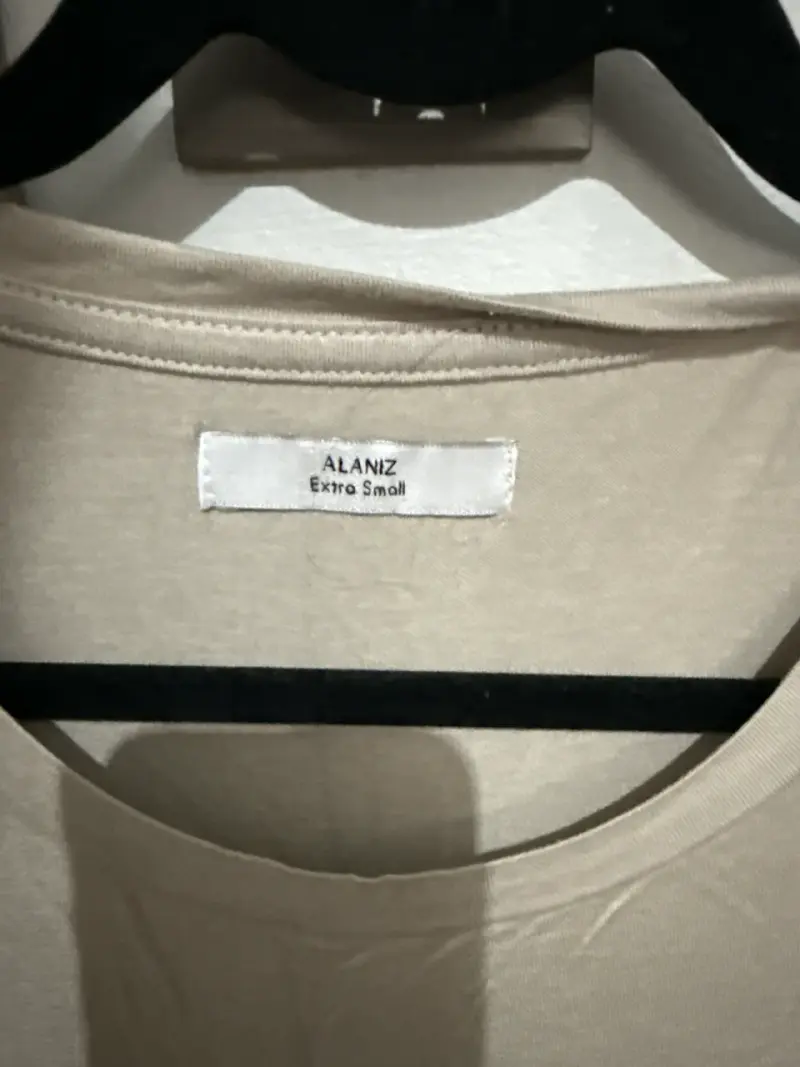 Polera beige con diseño dorado - 2