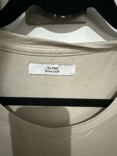 Polera beige con diseño dorado - miniatura 2