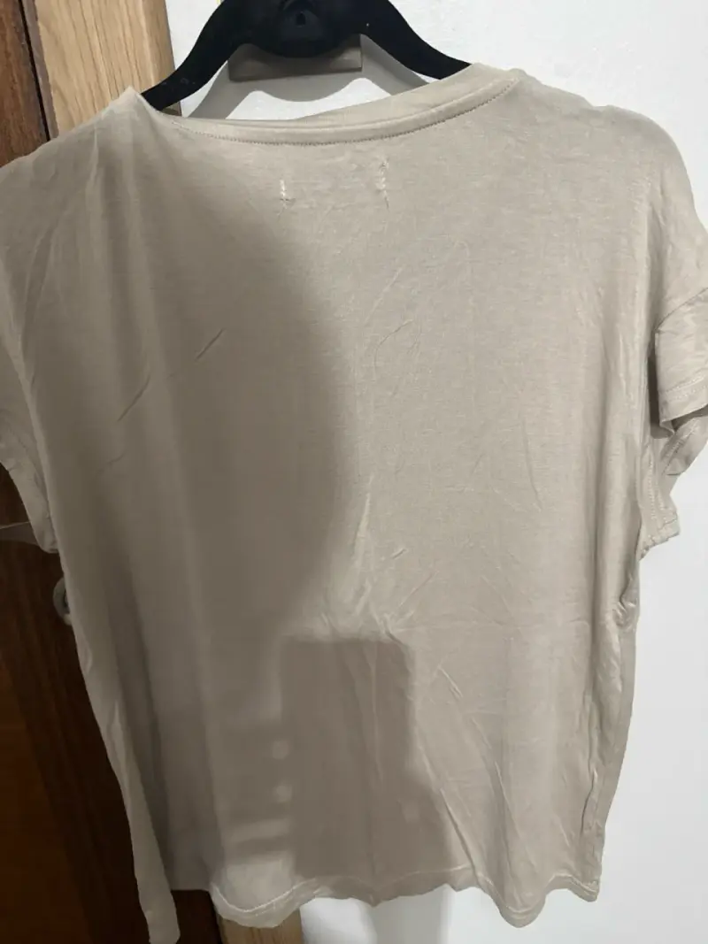 Polera beige con diseño dorado - 3