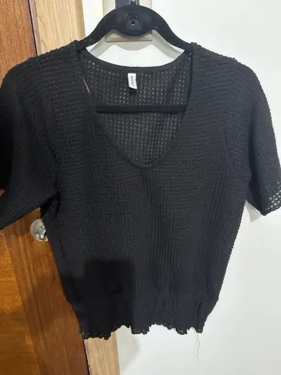 Polera negra de tejido calado - miniatura 1