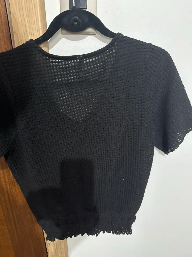Polera negra de tejido calado - 3
