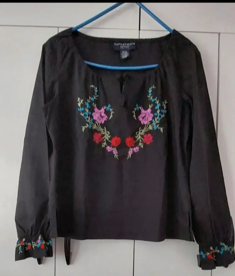 Blusa negra bordada talla S
