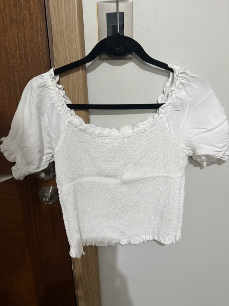Blusa blanca con mangas abullonadas