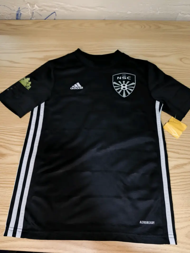 Polera deportiva negra Adidas NSC