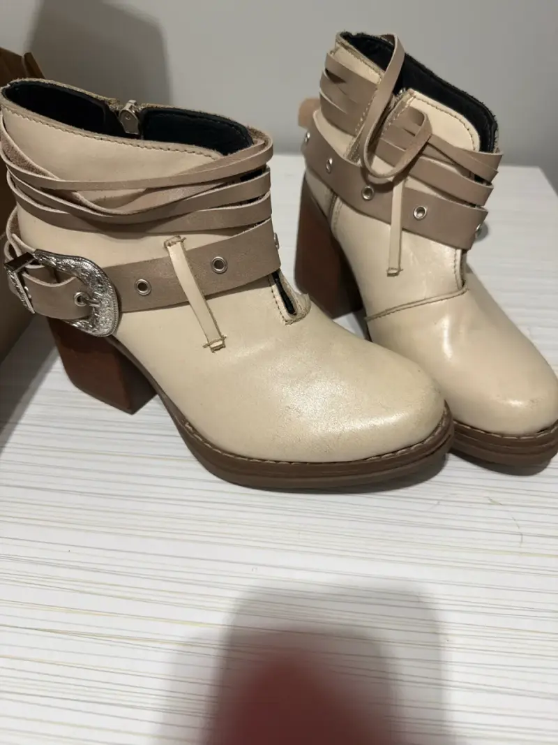 Botines de cuero beige con hebilla - 1