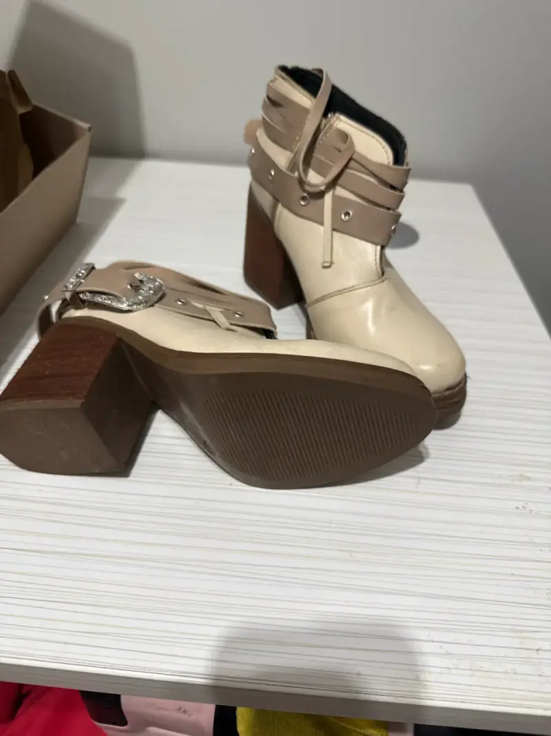 Botines de cuero beige con hebilla - 2