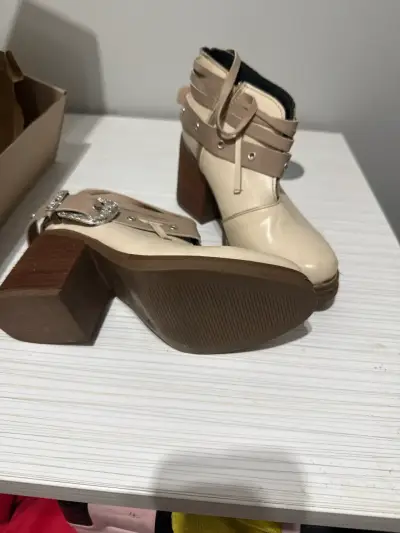 Botines de cuero beige con hebilla - miniatura 2