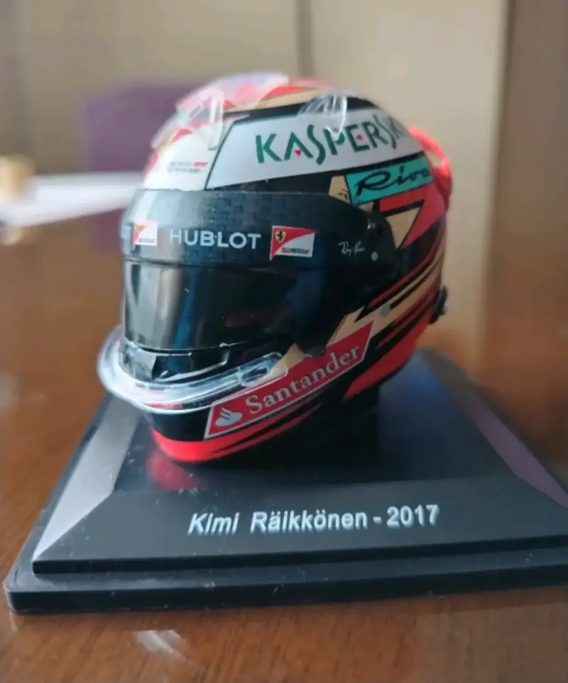 Casco miniatura Kimi Räikkönen 2017 y José Froilán - 1